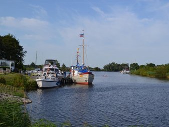 Blick auf die Eider mit 2 anlegenden Booten