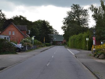 Straße mit Bushaltestellen