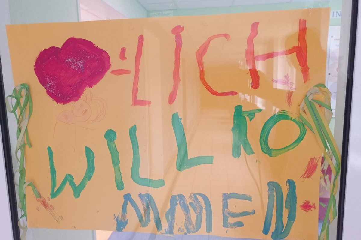 Von Kindern selbstgemaltes Willkommensschild vom Kindergarten Delve