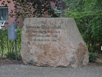 Stein mit Aufschrift "Gemeinde Wiemerstedt"