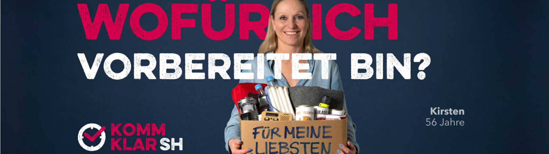 Frau zeigt Korb mit Vorräten