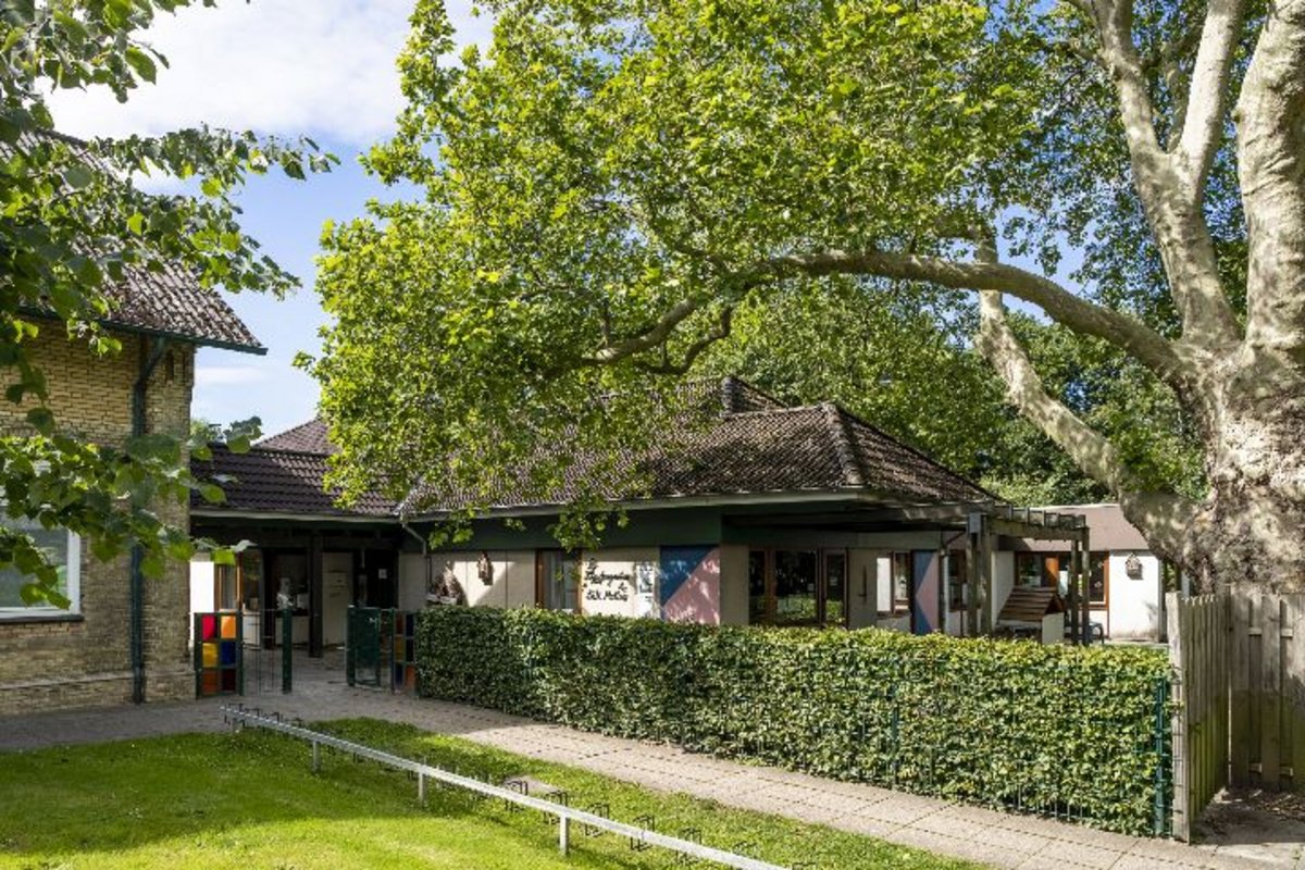 Vorderansicht auf das Gebäude der Kindertagesstätte Lütt Matten Tellingstedt