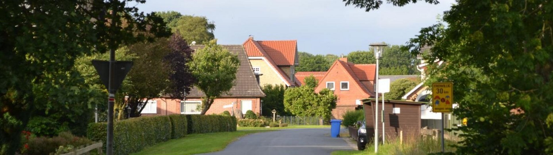 Straße mit Schild zur Geschwindigkeitsbegrezung aufgrund von Schulkindern