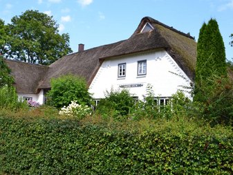 Reetdachhaus mit der Aufschrift "1892"