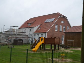 Haus im Bau - Spielplatz rechts im Bild