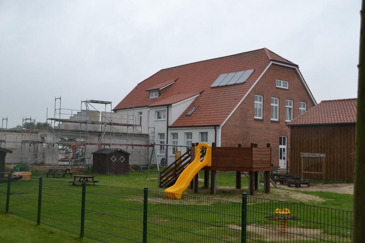 Haus im Bau - Spielplatz rechts im Bild