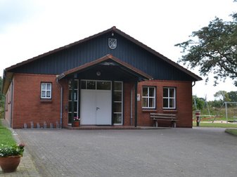 Haus mit Spielplatz daneben