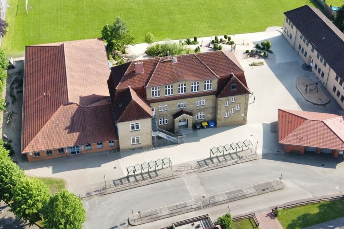 Schulgebäude in dem der OGT untergebracht ist von oben